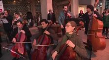 Musique offerte par les musiciens grévistes de Rouen by Les beaux moments de rébellion